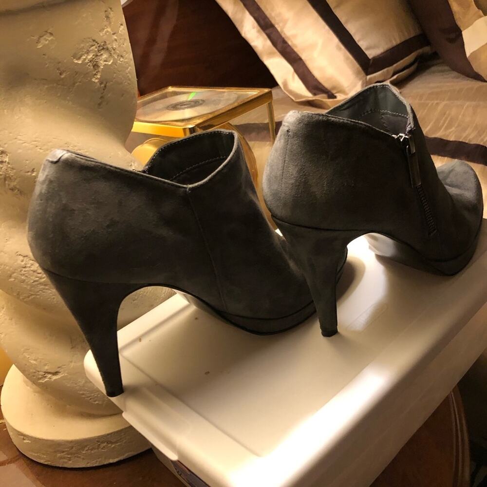 BANDILINO Grey Suede Platform Booties w/ zipper - Picture 4 of 7